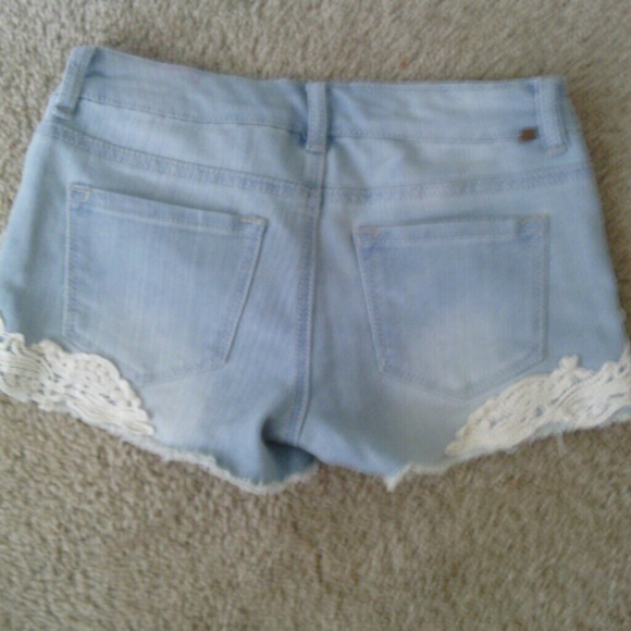 Cute shorts with lace design - Picture 2 of 2