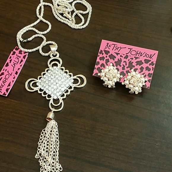 SALE!! Betsey Johnson necklace - Picture 2 of 3