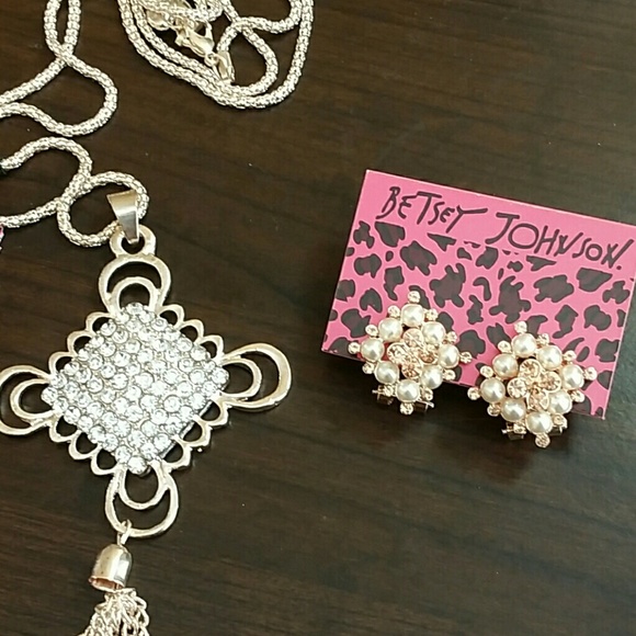 SALE!! Betsey Johnson necklace - Picture 3 of 3