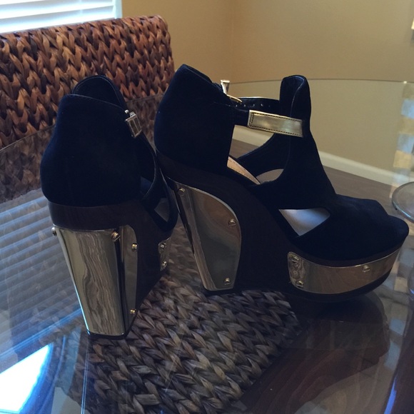 Black and Gold Gianni Bini Shoes - Picture 2 of 2