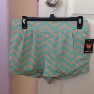 NWT back elastic waist short - M