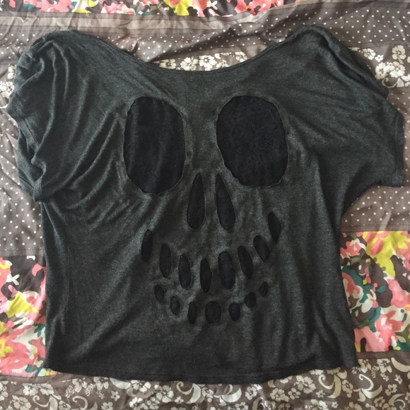 Off the shoulder scull lace shirt - Picture 3 of 4
