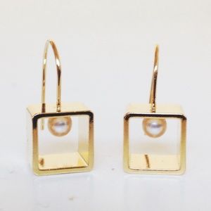 Modern pearl earrings
