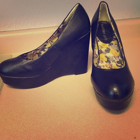 Black wedges