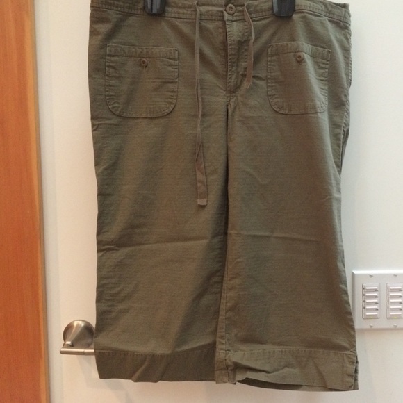 Lucy brand Capri pants size medium olive green