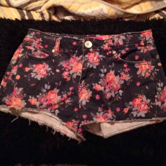 "Almost famous" floral printed shorts - Picture 1 of 3