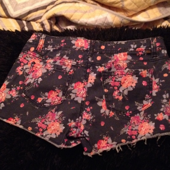"Almost famous" floral printed shorts - Picture 2 of 3