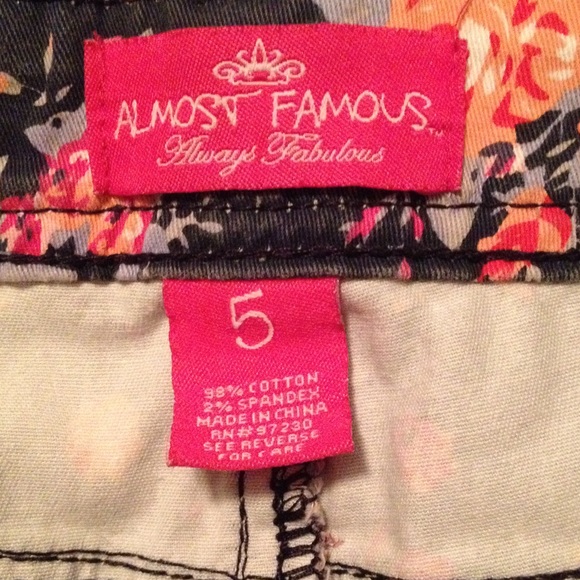 "Almost famous" floral printed shorts - Picture 3 of 3
