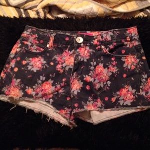 "Almost famous" floral printed shorts