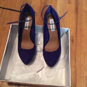 Steve Madden blue suede platform pumps said 8.5