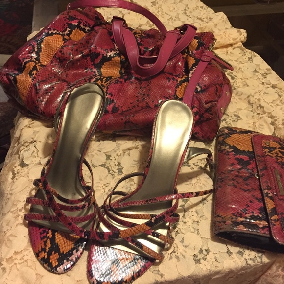 Purse size 11 shoe fits (10) wallet