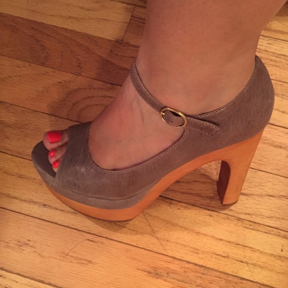 Dolce Vita heels, gray.