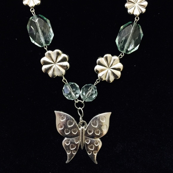 Cute decorative butterfly necklace! - Picture 2 of 2