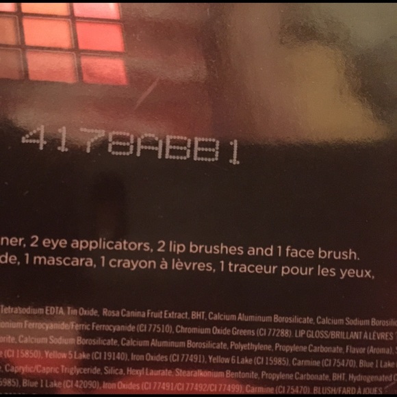 VS Ultimate Bombshell Essential Makeup Kit - Picture 4 of 4