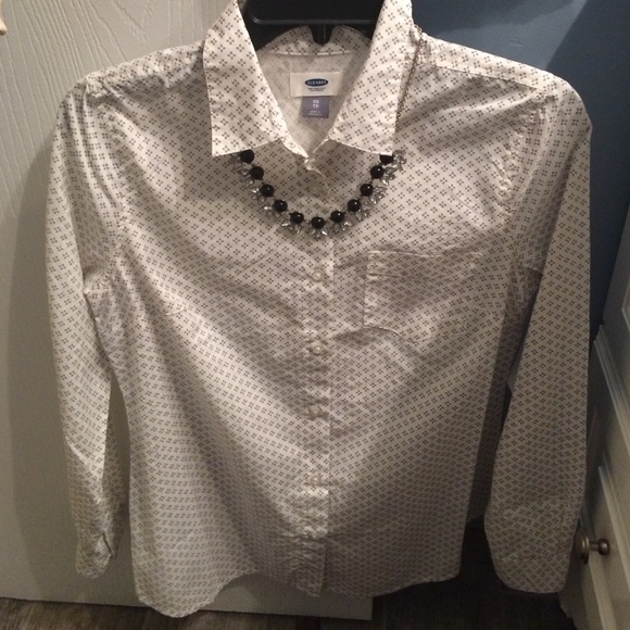 NWT. White and black patterned button down.