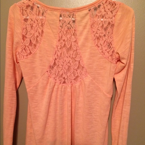 Gorgeous peach long sleeve top! 💛 - Picture 2 of 3