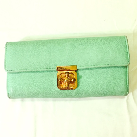 ◾️◾️◾️SOLD◾️◾️◾️Mint wallet with gold hardware!