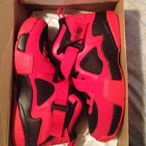 RED AND BLACK NIKE AIR RAID BOYS 5.5