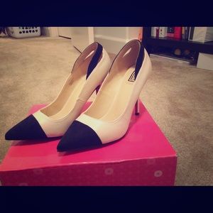 Two-tone pointed toe pump