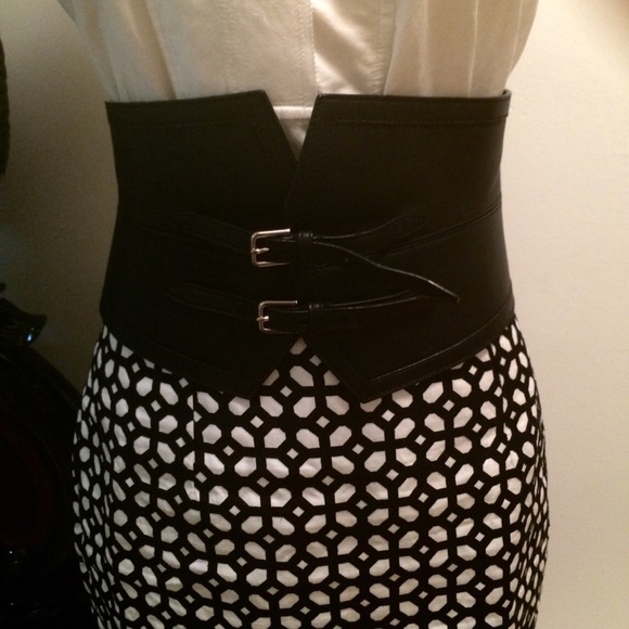 YVES SAINT LAURENT wide waist leather belt med - Picture 2 of 3