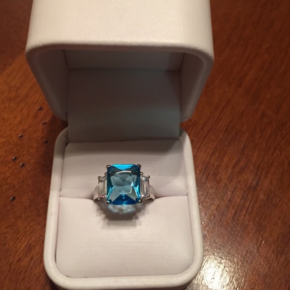 BNWOT...Gorgeous 4 kt London blue topaz . 925..