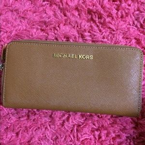 Michael kors wallet 😊