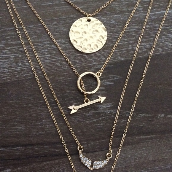 Multilayered Chains and pendant necklace - Picture 2 of 3