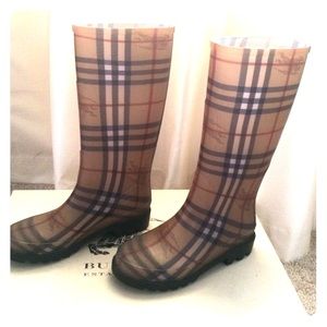 BURBERRY rain boots 👢👢