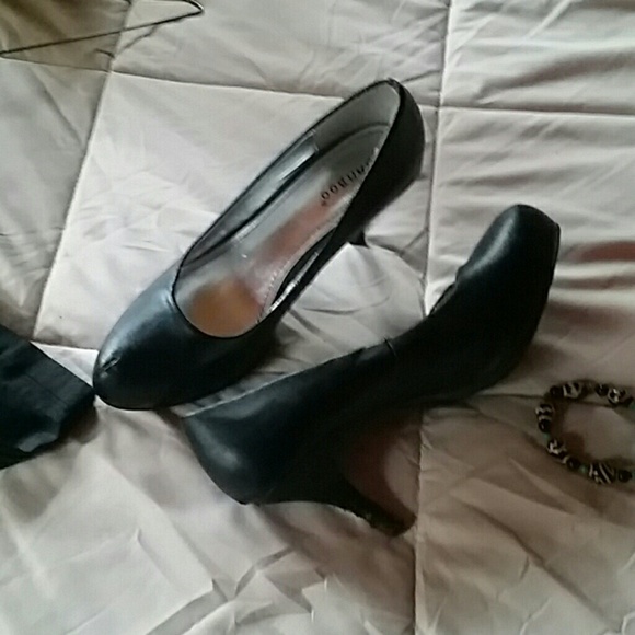 Black pumps