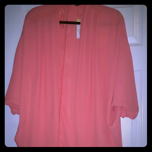 Beautiful outfit Gorgeous color Peach. Nwt