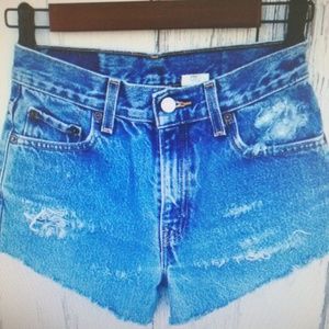 Levis highwaisted cut off denim cheky jean shorts-