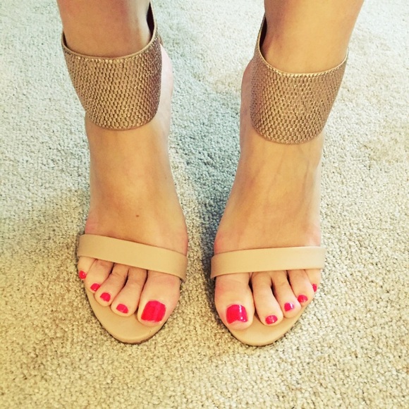🌷 Nude strappy heels 🌷