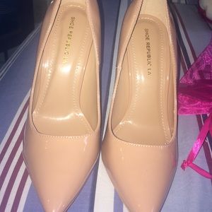 Nude pumps