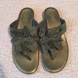 Clarks bendables flip flops with flower