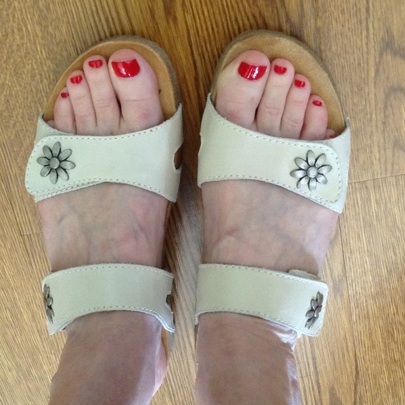 Joseph Seibel cream color sandals - Picture 3 of 4
