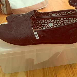 Toms