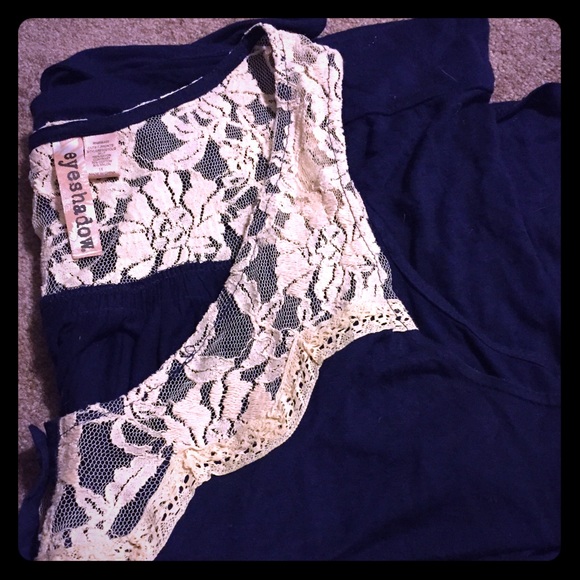 Sleeveless Shirt ties in the bottom with lace 💥