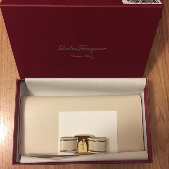 Salvatore Ferragamo Wallet Vara Chain Continental