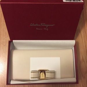 Salvatore Ferragamo Wallet Vara Chain Continental