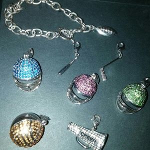 Pendants charms to show your team spirit