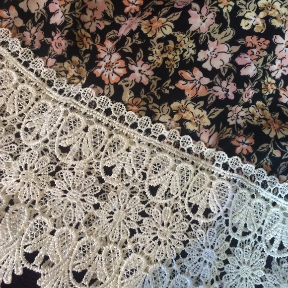 🚫SOLD🚫Floral tank top with lace bottom - Picture 3 of 3