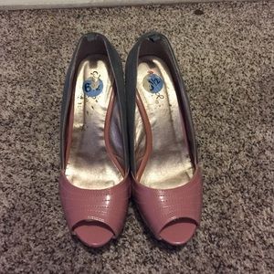 Gray and pink wedges 💖