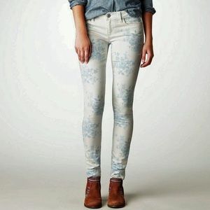 American Eagle white jeans with light blue flowers