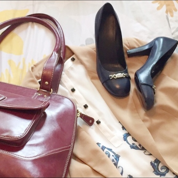 NWOT Authentic Gucci Navy Pump