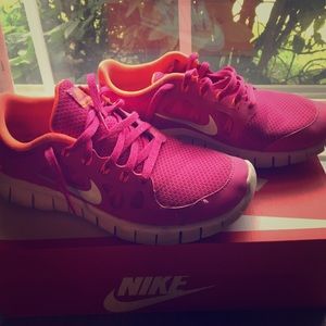 Nike free runs size 6 in youth (fits 8 in women's)
