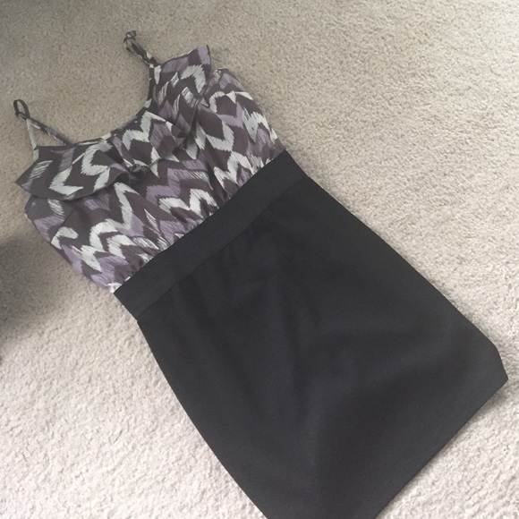 Patterned Bodycon Dress - Picture 3 of 3