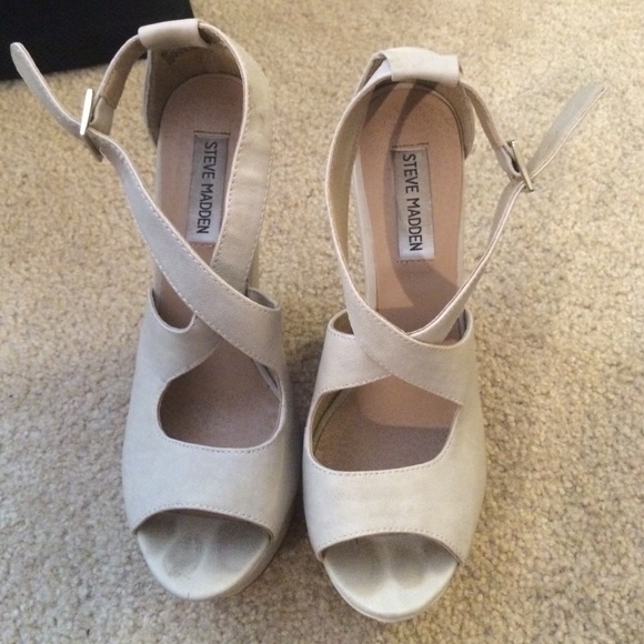 Tan Steve Madden wedges size 8. ✨