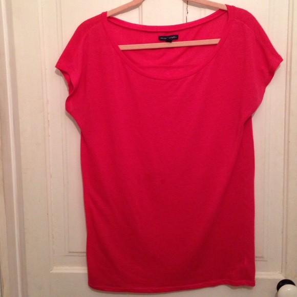 American Eagle hot pink tee shirt