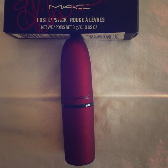 Mac limit edition viva glam Rihanna lipstick