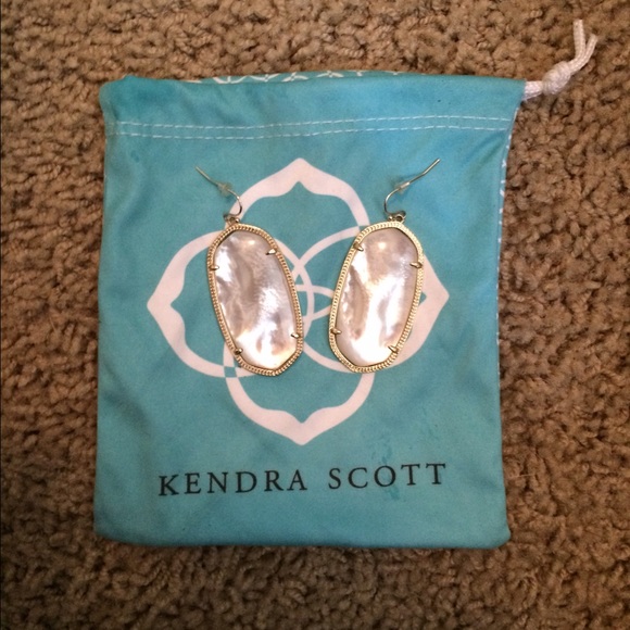 KS Danielle earrings in ivory Pearl